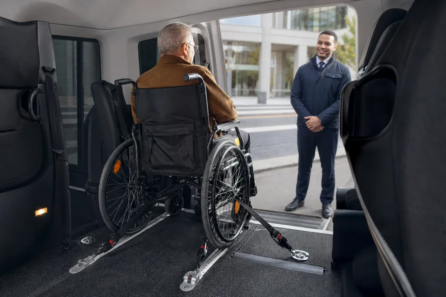 Tekerlekli sandalye uyumlu araç hizmetinde rampa lift ve sabitleme sistemi