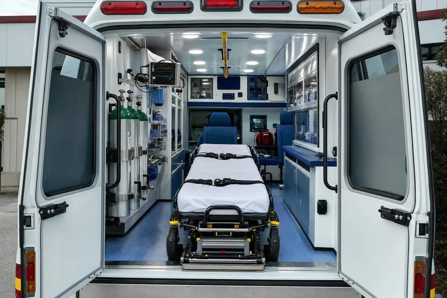 Ambulans içinde sedye, oksijen tüpleri ve tıbbi ekipman dolapları